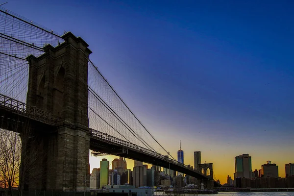 Brooklyn Bridge, látható a Dumbo Park naplemente után, a kék órás — Stock Fotó