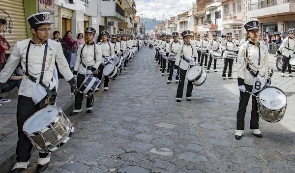 Cuenca, Ecuador, 13 de enero de 2018: Tambores marchando en desfile — Foto de Stock