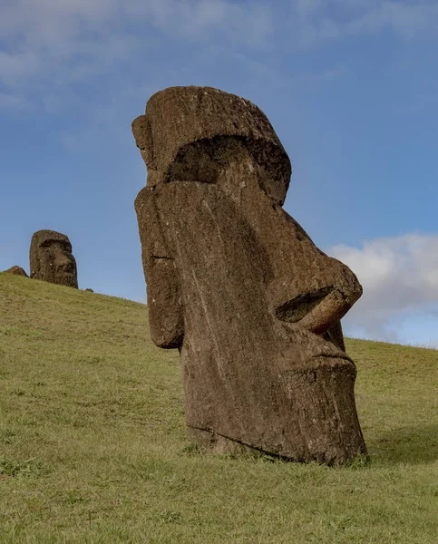 Estatuas de Moai en la Isla de Pascua en la cantera Rano Raraku —  Fotos de Stock