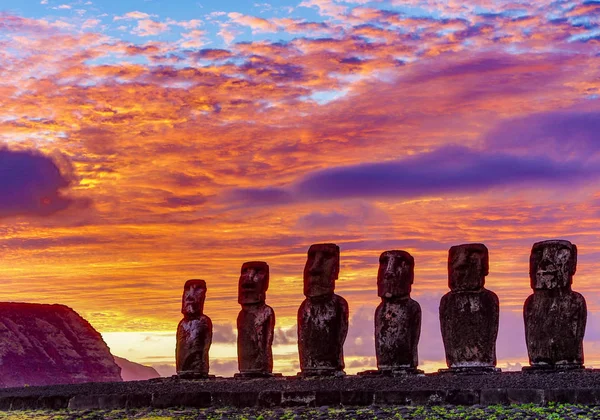 Moai sull'Isola di Pasqua ad Ahu Tongariki all'alba — Foto Stock