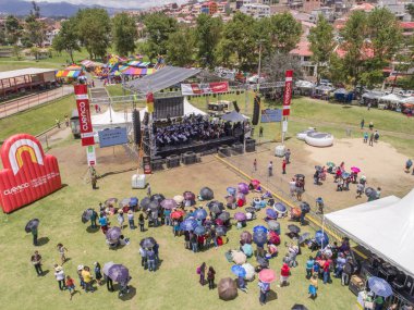 Cuenca, Ekvador - 2 Kasım 2017 - Parktaki Ruhlar Günü Senfonisinde Miraflores Park 'ın Havadan Görünümü
