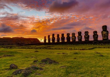 Moai Paskalya Adası 'nda Ahu Tongariki' de gün doğumunda