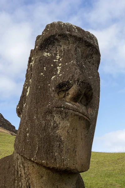 Moai szobrok a Húsvét-szigeten a Rano Raraku kőfejtőnél — Stock Fotó