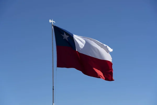 Chilijska flaga powiewająca w lekkim wietrze — Zdjęcie stockowe