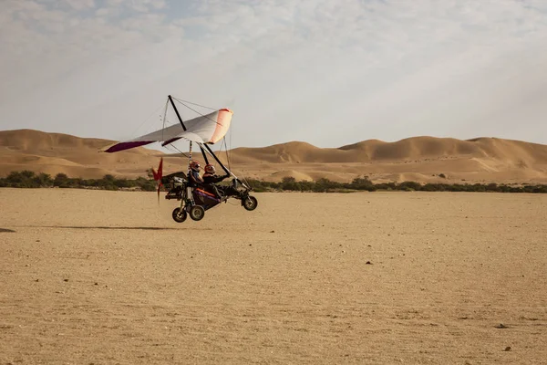 Walvis Bay, Namibia - 16 de julio de 2018: Un avión ultraligero despega de una pista de tierra mejorada —  Fotos de Stock