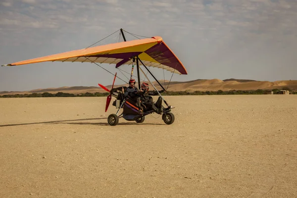 Walvis Bay, Namibia - 16 de julio de 2018: Un avión ultraligero despega de una pista de tierra mejorada — Foto de Stock