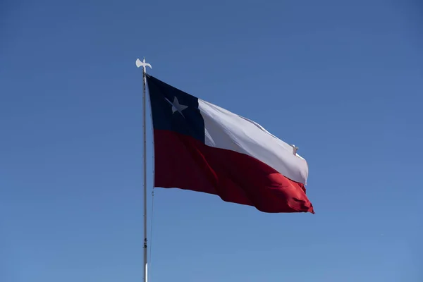Chilenische Flagge weht in einer leichten Brise — Stockfoto