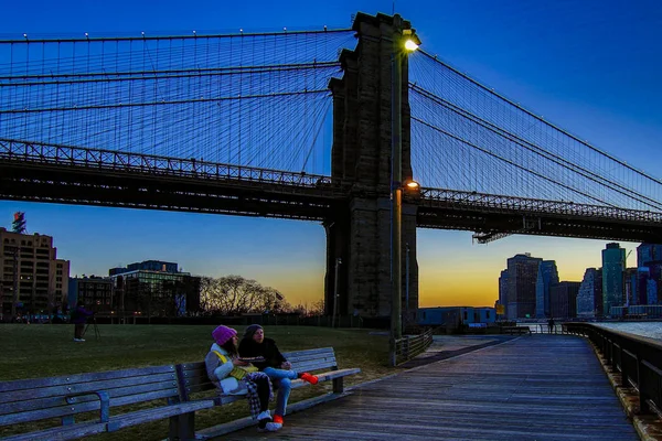Puente de Brooklyn, visto desde Dumbo Park después del atardecer, durante la hora azul — Foto de Stock