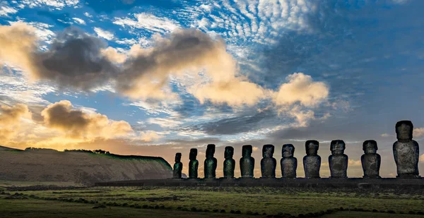 Moai na Ilha de Páscoa em Ahu Tongariki ao nascer do sol — Fotografia de Stock