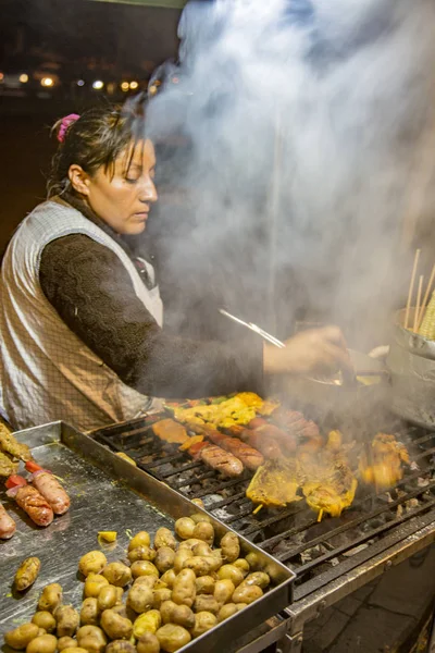 Street Food verkoper bereidt Shish kabob van worst, kip en aardappelen — Stockfoto