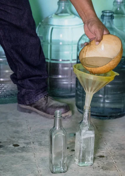 Mezcal wordt gegoten in een fles te koop van een kleine distilleerderij — Stockfoto