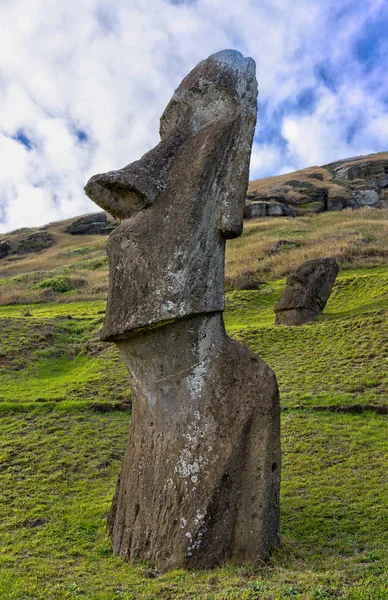 Estatuas de Moai en la Isla de Pascua en la cantera Rano Raraku — Foto de Stock