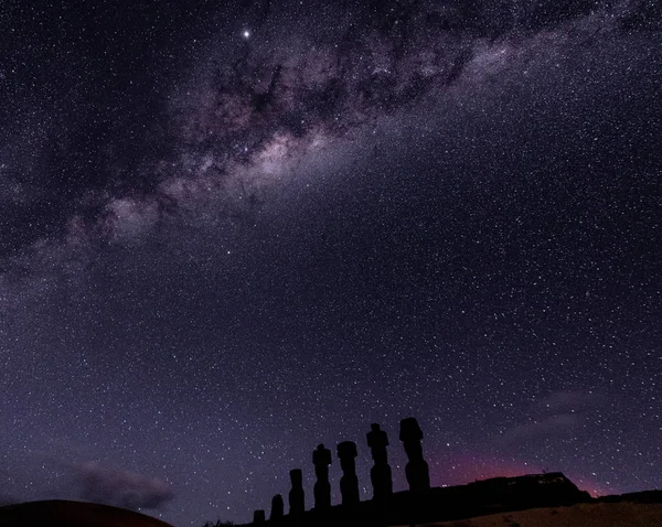 Pokazy Drogi Mlecznej nad Moai Na Wyspie Wielkanocnej, Chile — Zdjęcie stockowe