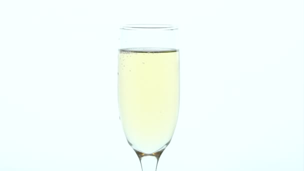 Primer plano de la copa de champán: la fresa se deja caer en el vidrio — Vídeos de Stock