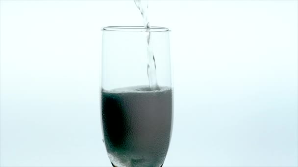 Champagne Glass Closeup - Lassú Motion töltés pezsgővel — Stock videók