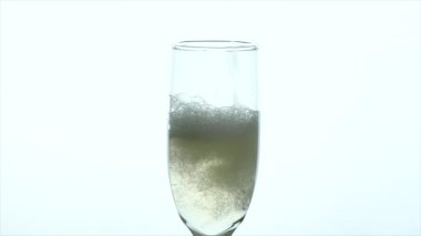 Şampanya Kadehi Yakın çekim - Ağır çekim bardağı dolu