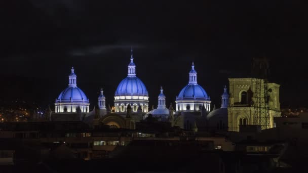 Cuenca, Ecuador - Vuurwerk over nieuwe kathedraal koepels — Stockvideo