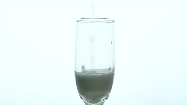 Champagne Glass Closeup - Το ποτήρι αργής κίνησης γεμίζει και ο αφρός υποχωρεί — Αρχείο Βίντεο