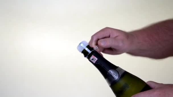 Μπουκάλι σαμπάνιας - κλουβί σύρμα αφαιρεθεί από φθηνό πλαστικό φελλό — Αρχείο Βίντεο