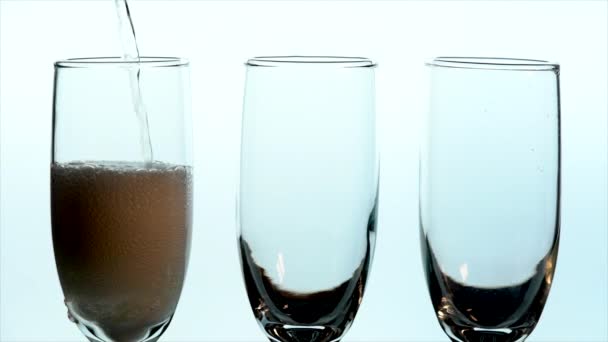 Champagne Glass Closeup - drie glazen naast elkaar gevuld — Stockvideo