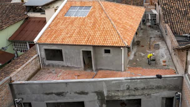 Cuenca, Ecuador - 2019-10-05 - Timelapse Bouw - Bestrating Stone wordt gelegd over meerdere dagen inclusief tijdens regen — Stockvideo