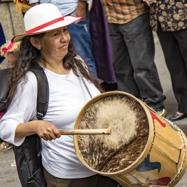 Женщина играет на барабане в эквадорском параде — стоковое фото