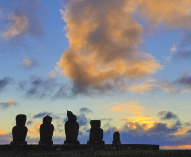 Ahu Akivi 'deki Paskalya Adası' nda Moai Gün batımında