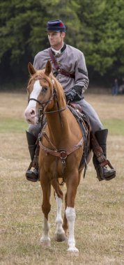 Konfederasyon üniformalı adam at sırtında