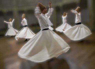 Dönen Dervişler danslarını çalışırlar.