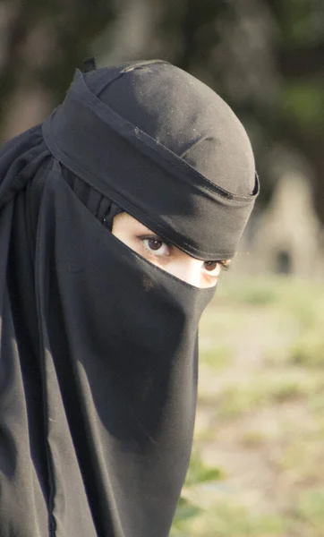Ортакой, Турция - 30 мая 2016 года - Женщина смотрит из хиджаба — стоковое фото