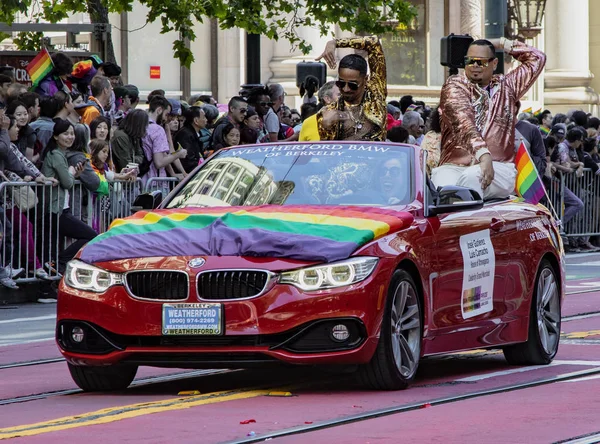 Gay Pride Parade San Franciscossa Jose Gutierez ja Luis Camacho ratsastaa erikoisvieraina — kuvapankkivalokuva