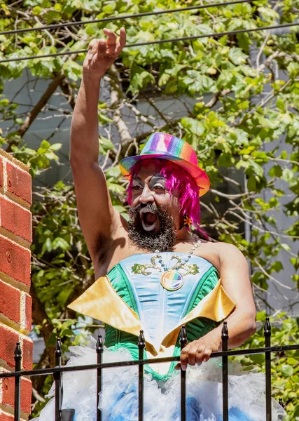 Gay Pride Parade w San Francisco-mężczyzna marsze solo w paradzie — Zdjęcie stockowe