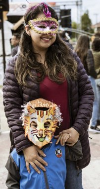Cuenca, Ekvador - 2019-12-31 - Anne ve oğlu festival için giyinmişler