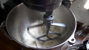 Oaxaca, Meksika - 2019-11-22 - Slow Motion Electric ticari karıştırıcı tereyağı hazırlıyor