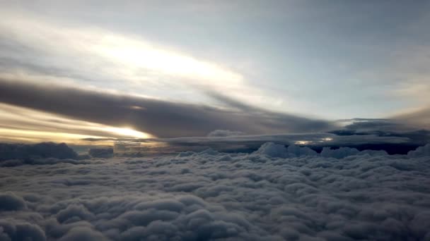 Vista de la ventana del avión - volando sobre la cubierta de nubes en el sur de México — Vídeos de Stock