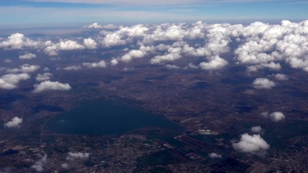 Vista da janela do avião - sobrevoando montanhas perto da Cidade do México com nuvens dispersas — Vídeo de Stock