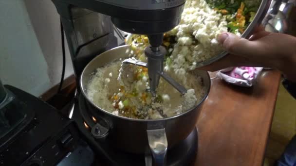 Oaxaca, Mexico - 2019-11-22 - Slow Motion - Chef giet tomale vulling ingrediënten in commerciële mixer — Stockvideo