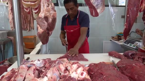 Oaxaca, Mexico - 2019-11-20 - Butcher slices into very thin sheets for bistek — Stock Video
