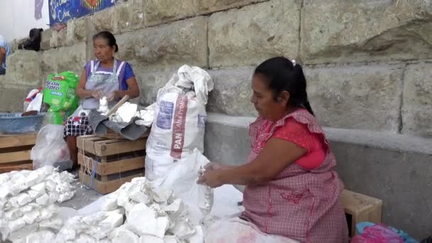 墨西哥瓦哈卡- 2019-11-20 -用于烹调油炸食品和糕点的妇女袋石灰石 — 图库视频影像