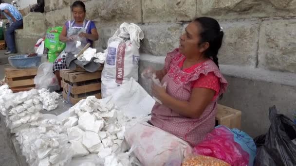 墨西哥瓦哈卡- 2019-11-20 -两名妇女将石灰石袋用于烹调油炸食品和糕点 — 图库视频影像