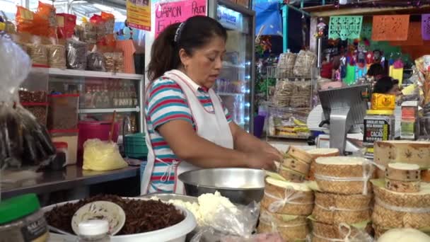 Oaxaca, México - 2019-11-20 - La mujer envuelve queso fresco en una bola para el hogar — Vídeos de Stock