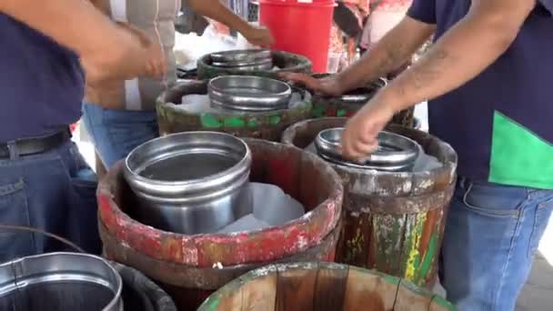 Oaxaca, México - 2019-11-20 - Primer plano de latas de hilar familiares en hielo para hacer helados para la venta en un mercado — Vídeo de stock