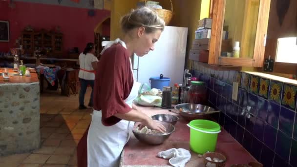 Oaxaca, Mexico - 2019-11-20 - Kok student heeft deeg nodig voor tortilla 's — Stockvideo