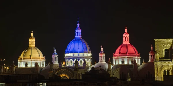 에콰도르의 쿠엥카에 있는 신대성당의 돔들은 해질 무렵에 에콰도르의 국기 색깔로 빛을 발 합니다 — 스톡 사진