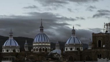 Cuenca, Ekvador 'daki Yeni Katedral' in kubbeleri gün batımında Ekvador Bayraklarının renkleriyle parlıyor.