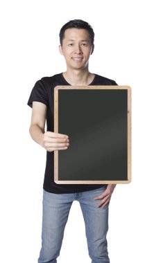 adam büyük bir kara tahta gösterilen