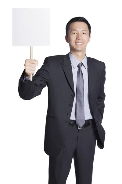 Empresário segurando cartaz — Fotografia de Stock