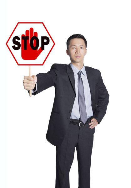 Человек держит знак "стоп"
