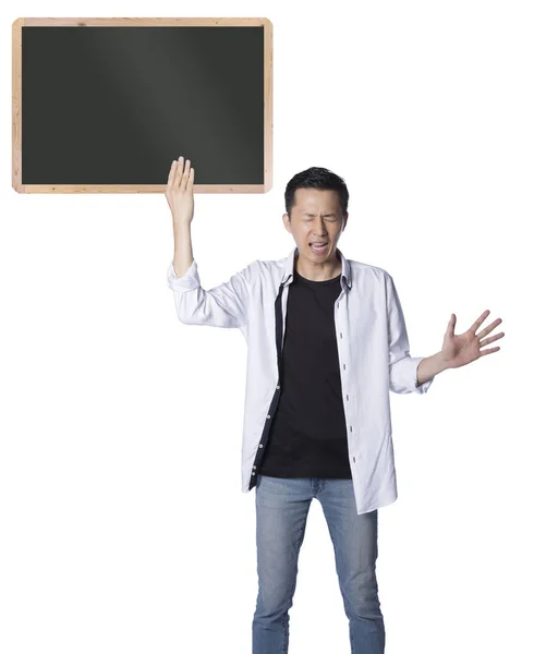 大きな黒板を引っ張る男 — ストック写真
