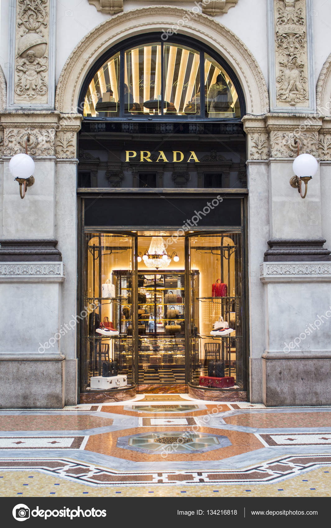 Loja de boutique PRADA — Fotografia de Stock Editorial © HstrongART  #134216818